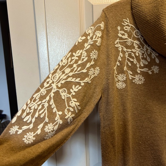 Embroidered turtleneck sweater - Picture 3 of 5